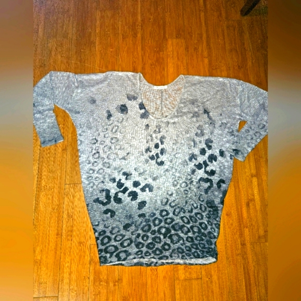 ENTI GLAMOUR WOMENS S OVERSIZED LIGHT ANIMAL PRINT SWEATER. EXCELLENT. PHOTOS